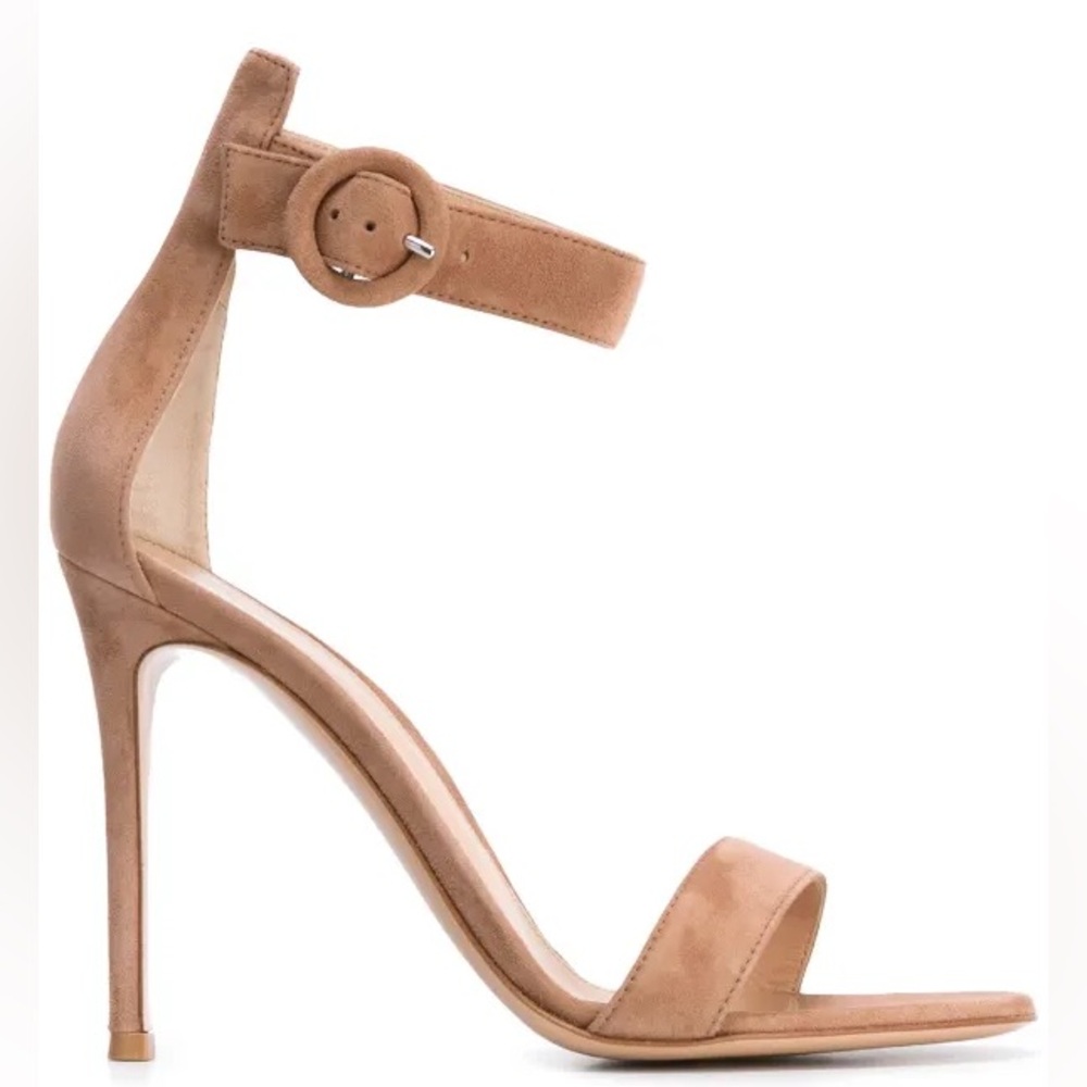 PORTOFINO 105 Gianvito Rossi heel 
Size 37
Worn
All sales are final